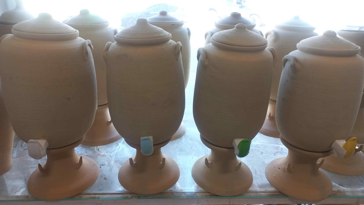 کوزه ی سفالی دارای شیر خروجی